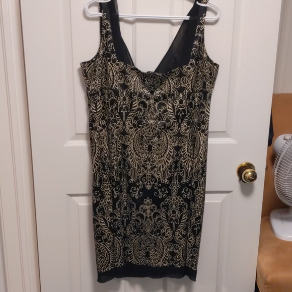 Satin dress with intricate gold design - Picture 4 of 4